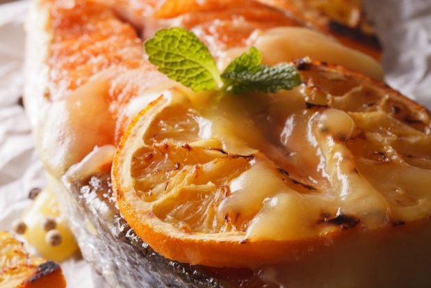 Baked salmon with oranges in the oven