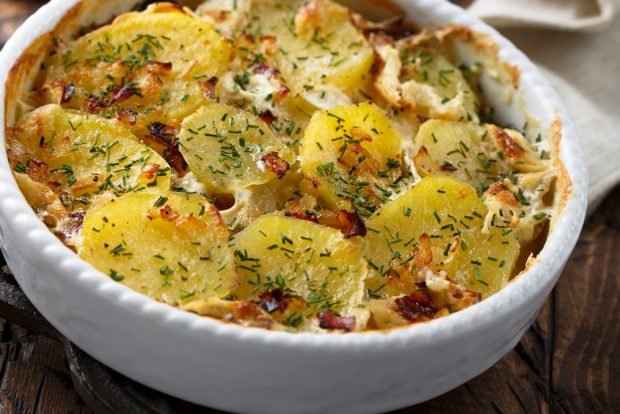 Potato casserole with bacon and herbs