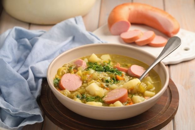 Pea soup with boiled sausage is a simple and delicious recipe, how to cook step by step