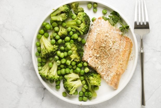 Pink salmon with green peas in the oven