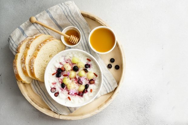 Rice porridge with berries and honey 