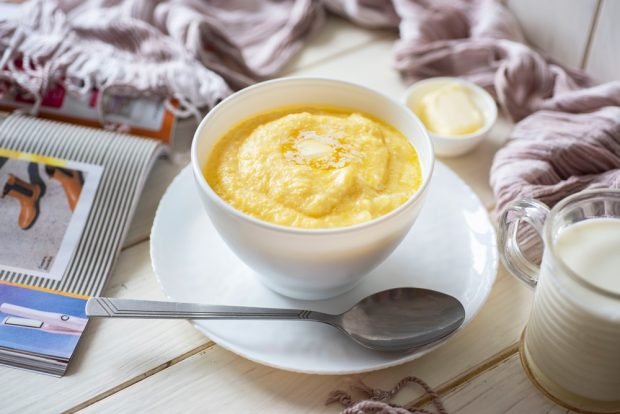 Corn porridge with milk in the microwave 