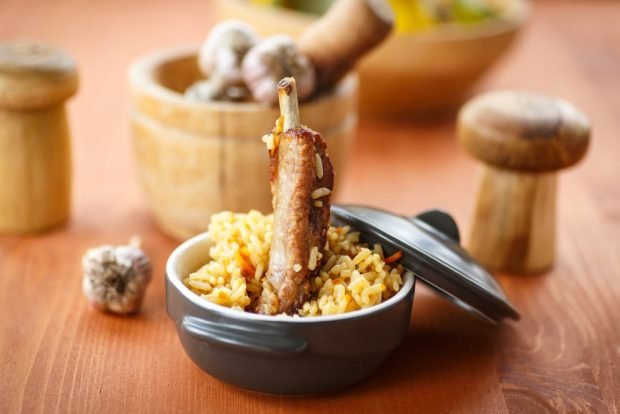 Pilaf with pork ribs in a slow cooker is a simple and delicious recipe for cooking step by step