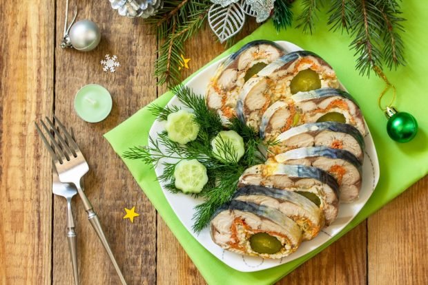 Stuffed mackerel with pickled cucumbers in the oven