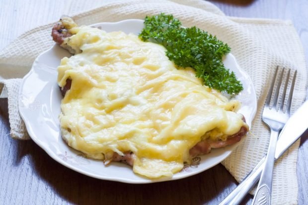 Beef chops with mayonnaise, cheese and garlic in the oven