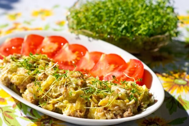 Scramble with tuna and leek is a simple and delicious recipe, how to cook step by step