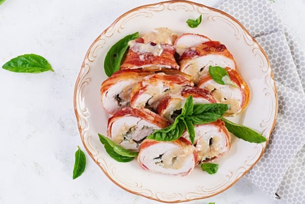 Chicken roll with basil and cheese