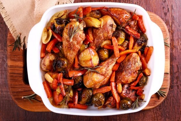 Chicken legs with vegetables in soy sauce 