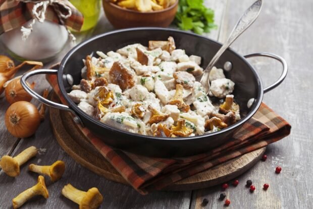 Chicken with chanterelles in sour cream