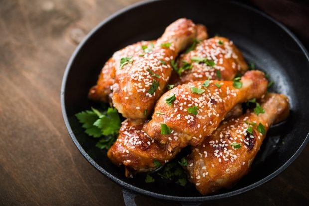 Chicken legs in sesame in a frying pan