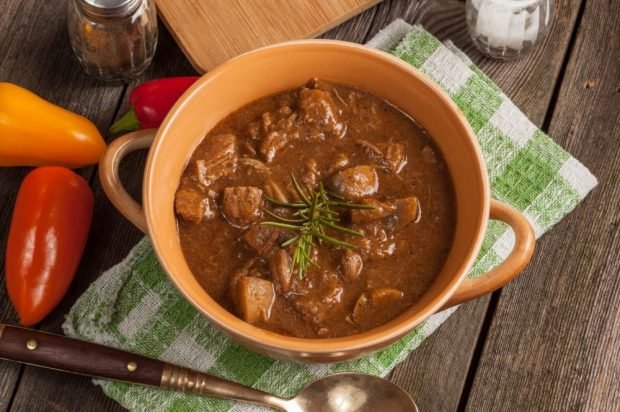 Pork goulash in a slow cooker 