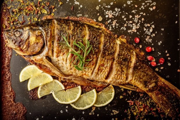 Baked carp with spices 