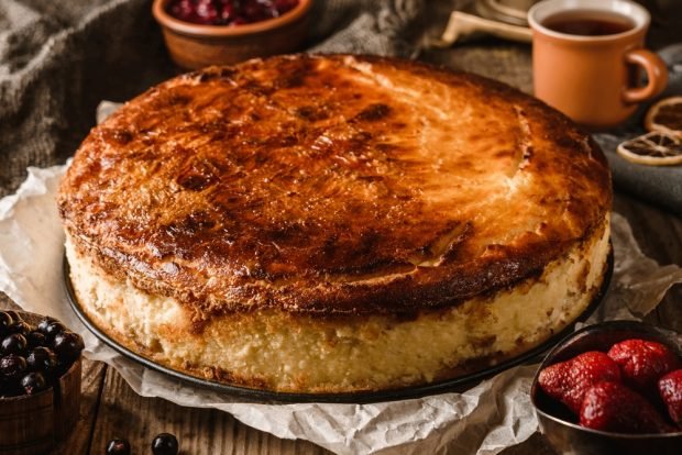 Cottage cheese casserole with oat flakes and dried fruits