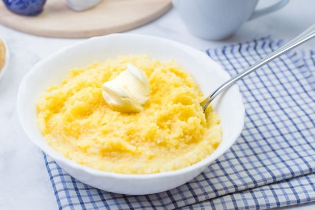 Corn porridge in a slow cooker with cream 