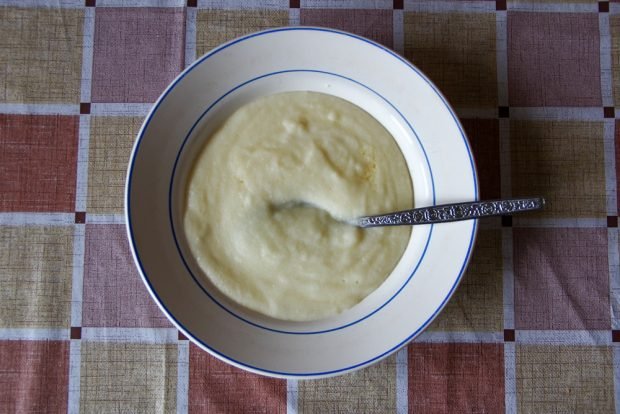 Semolina porridge with milk and water