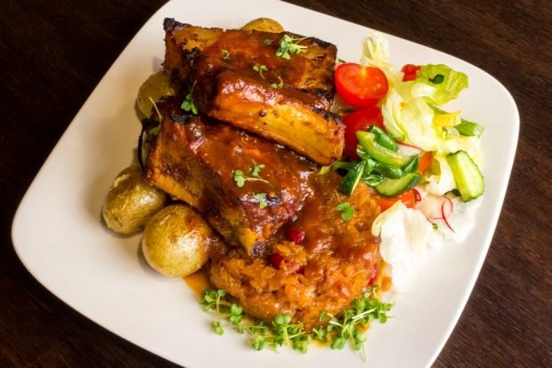 Pork ribs with potatoes and vegetables