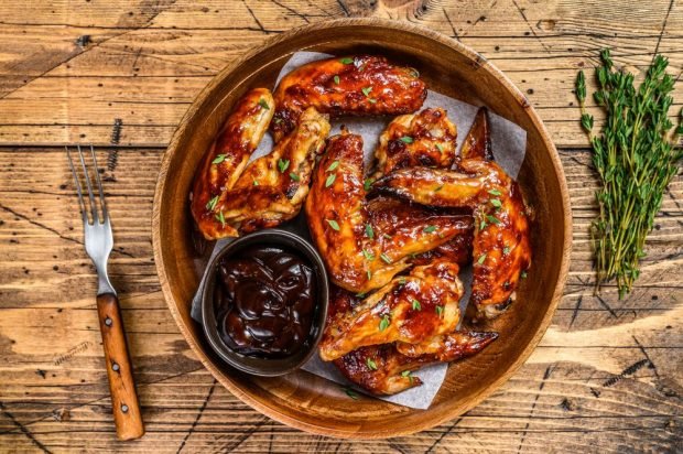 Chicken wings with garlic and barbecue sauce in the sleeve