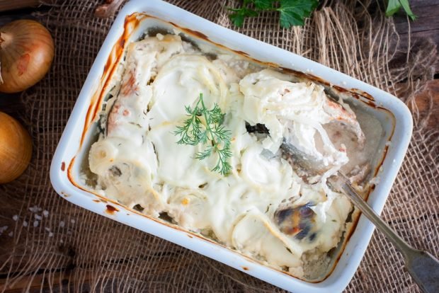 Baked pink salmon in cream is a simple and delicious recipe, how to cook step by step