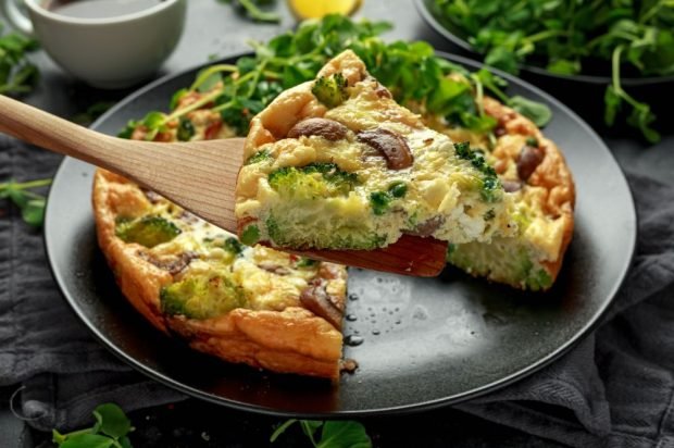 Omelet with champignons and broccoli in a slow cooker