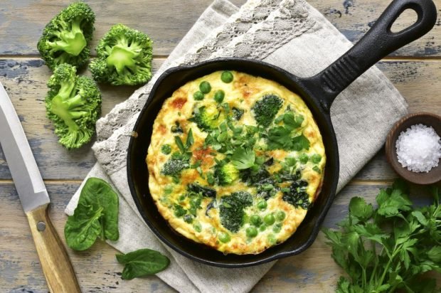 Omelet with broccoli and green peas