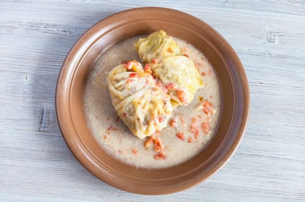 Cabbage rolls with sour cream sauce in a slow cooker 