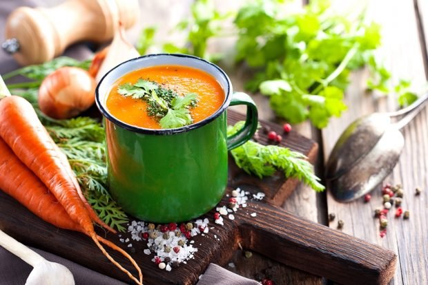 Mashed soup with carrots and onions 