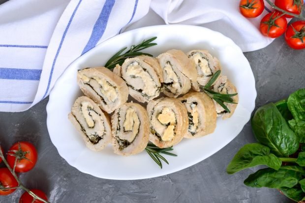 Turkey roll with mozzarella and spinach 