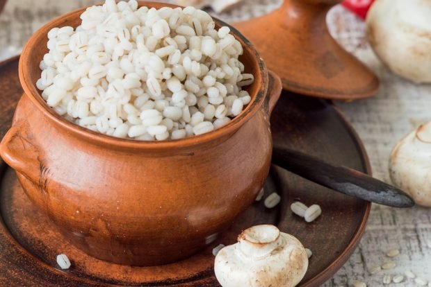 Pearl barley with mushrooms in pots