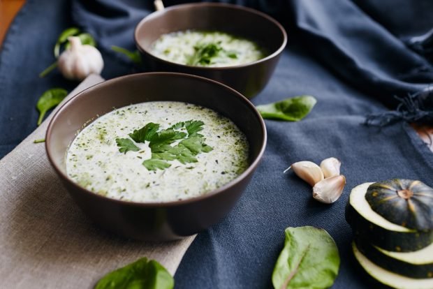 Zucchini cream soup with spinach and cream