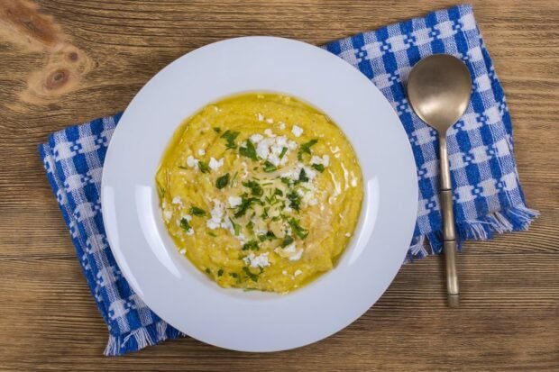 Hutsul corn porridge with cheese and herbs 