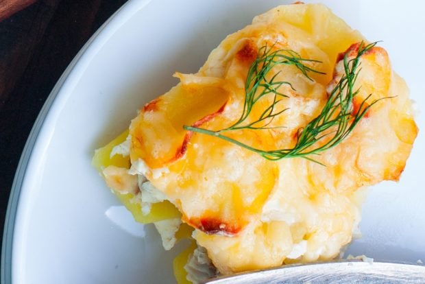 Potato casserole with cod in a slow cooker 