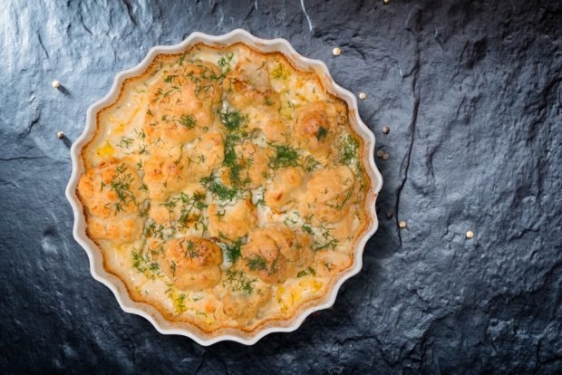 Cauliflower casserole with sour cream and herbs 