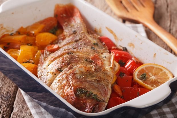 Whole tilapia with vegetables in the oven 