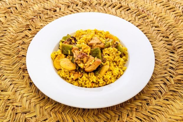 Classic Valencian paella