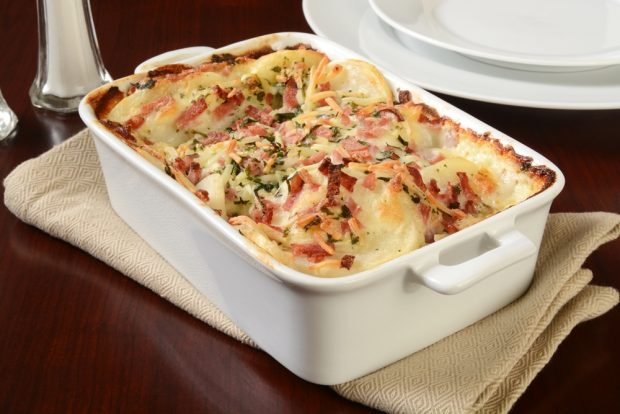 Potato casserole with ham and herbs 