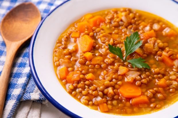 Lentil soup with carrots 