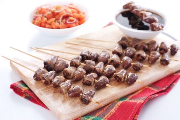 Barbecue chicken hearts in soy sauce on the grill