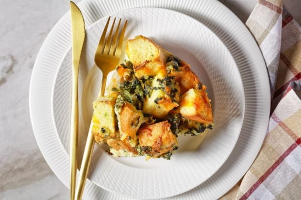 Italian bread casserole in a slow cooker 