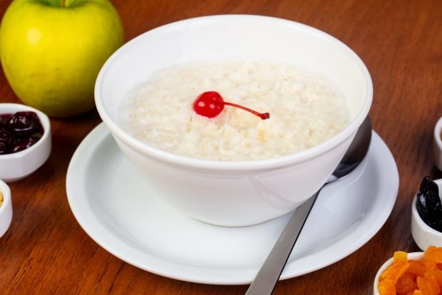 Rice porridge in the microwave with cream