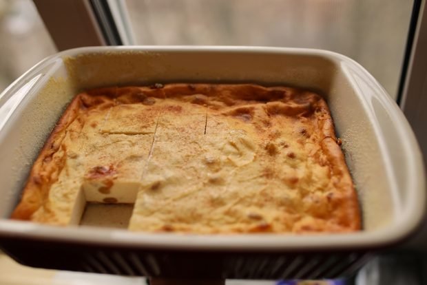 Cottage cheese casserole with rice flour and raisins