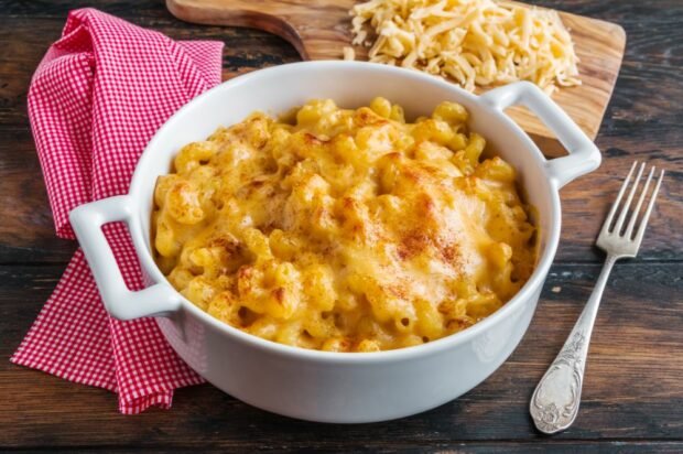 Casserole with macaroni and cheese