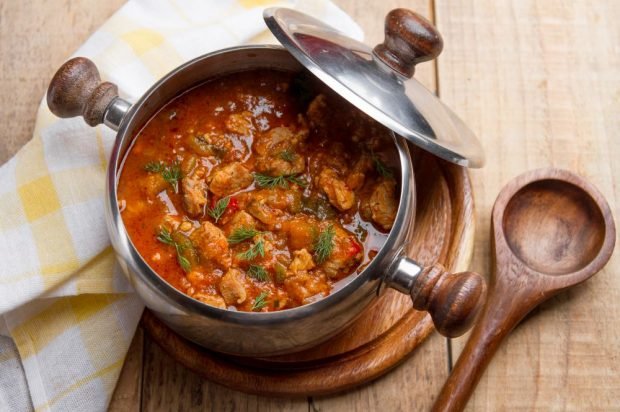 Pork goulash with fresh tomatoes 