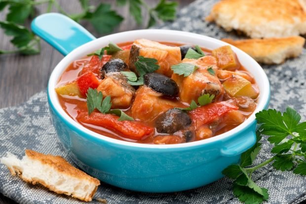 Fish with olives in tomato pots