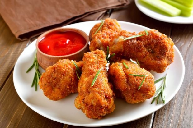 Chicken wings baked in breadcrumbs