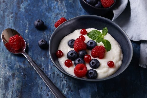 Semolina porridge with sour cream and pear