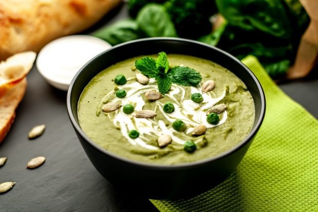 Spinach and broccoli puree soup 