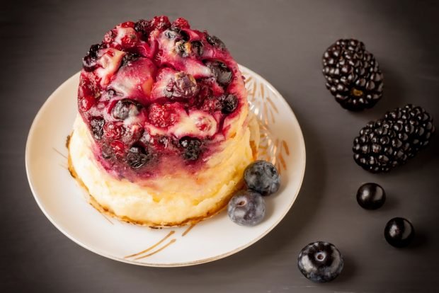 Cottage cheese casserole with wild berries