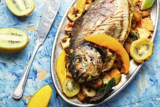 Dorado with fruit in the oven