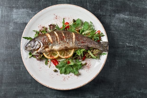 Baked trout with paprika and chili