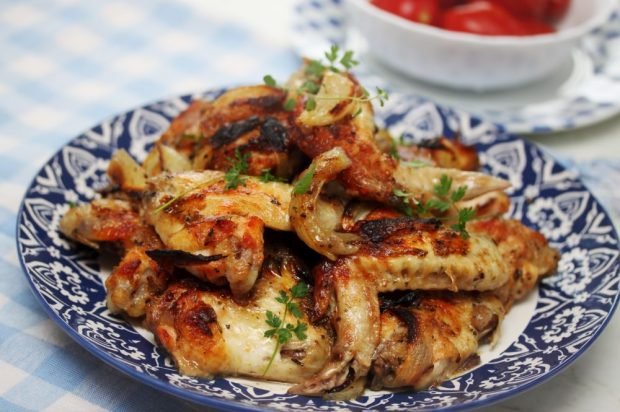 Chicken wings with onion and mayonnaise in the oven